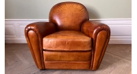 Fauteuil club cuir marron clair accoudoirs cloutés Fauteuil club cuir marron clair accoudoirs cloutés