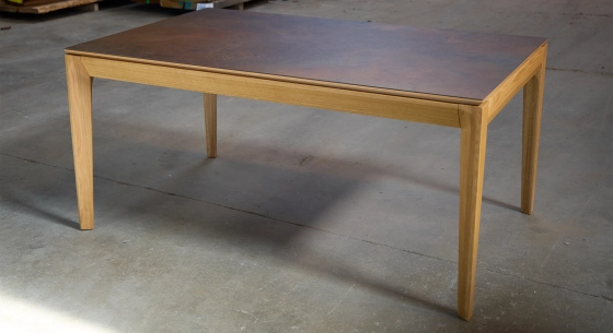 Extensible table for 6 to 10 people in oak and ceramic with wood extensions with natural wood finish and oxidized brown ceramic top. 160x100 cm