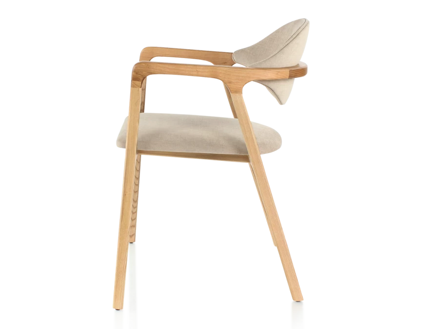 Chaise design avec accoudoirs bois teinte naturelle et tissu camel