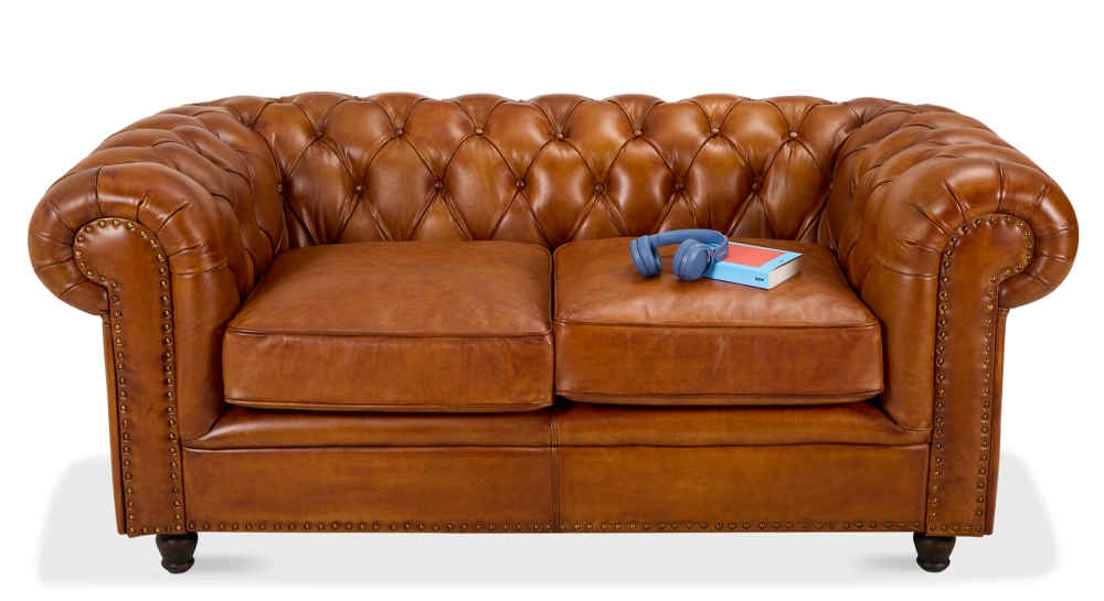 Canapé Chesterfield cuir 2 places marron clair accoudoirs cloutés Canapé Chesterfield cuir 2 places marron clair accoudoirs cloutés