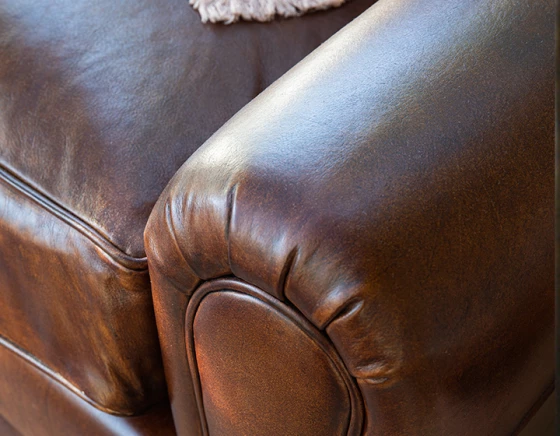 Chaise vintage avec accoudoirs cuir marron soutenu