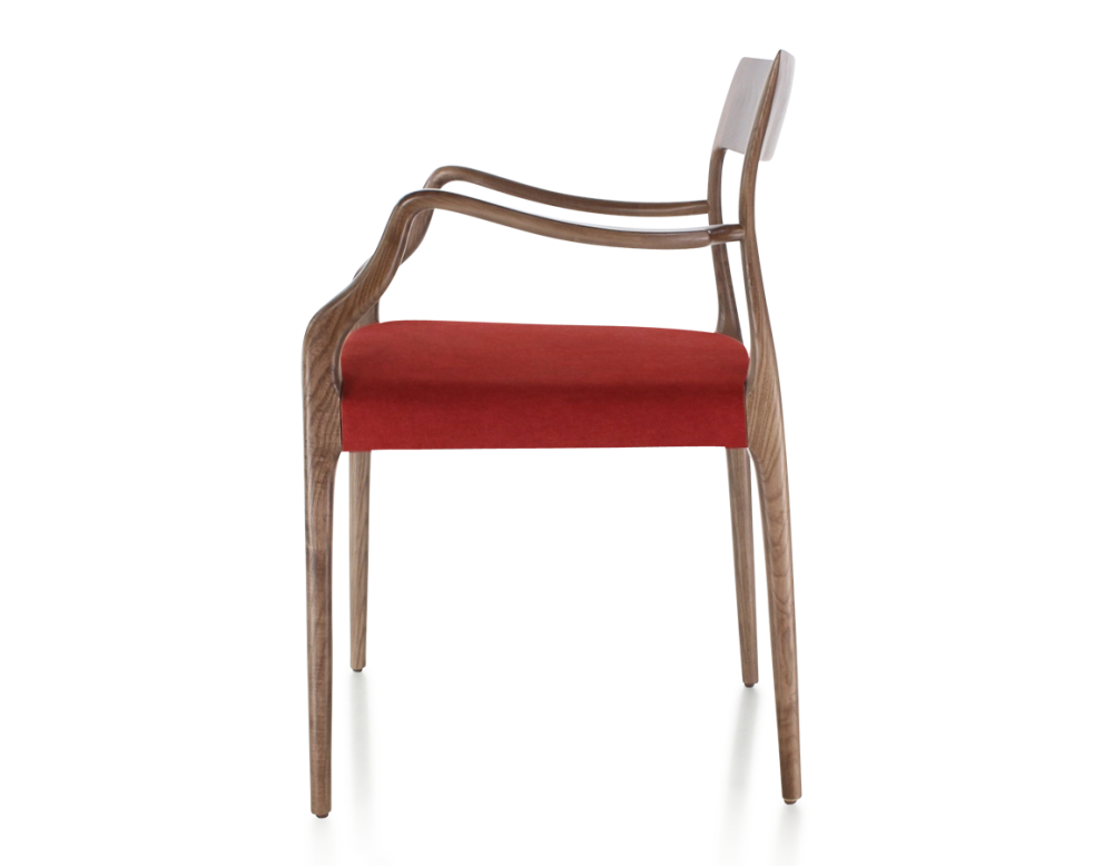 Chaise scandinave avec accoudoirs bois teinte marron foncé assise tissu bordeaux Chaise scandinave avec accoudoirs bois teinte marron foncé assise tissu bordeaux