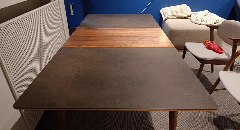 Table extensible 6 à 8 personnes en noyer et céramique allonges bois avec bois teinte naturelle et plateau céramique brun oxydé