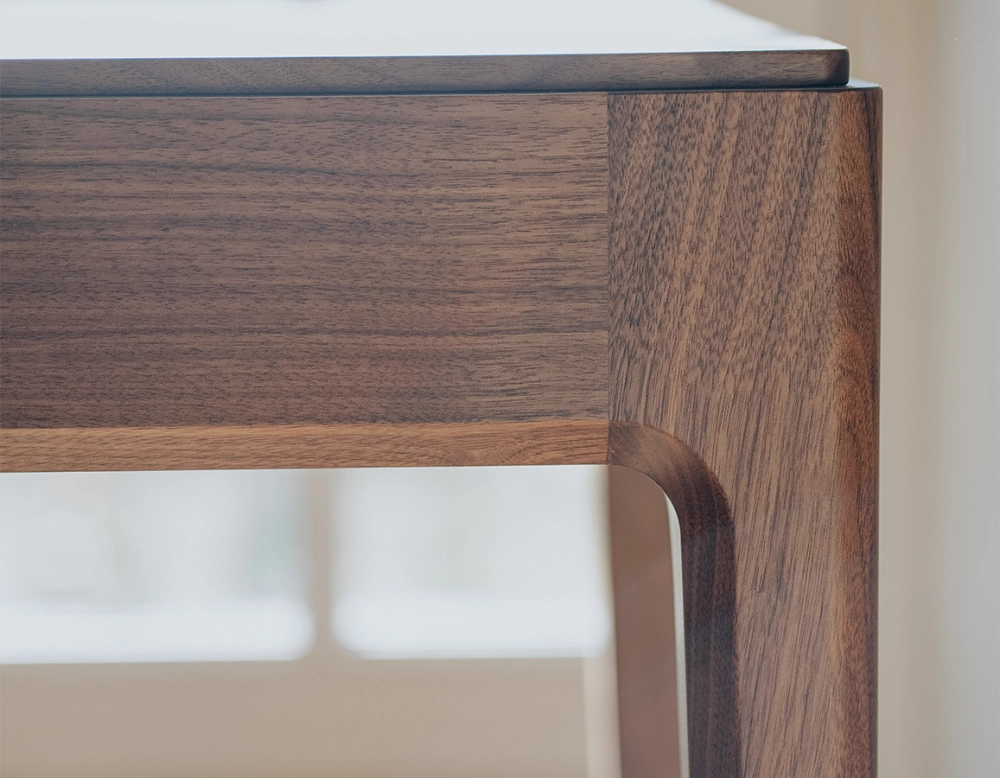 Bureau design en noyer teinte naturelle L150 cm Bureau design en noyer teinte naturelle L150 cm