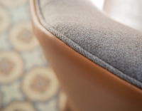 Fauteuil design cuir caramel et tissu brun Fauteuil design cuir caramel et tissu brun