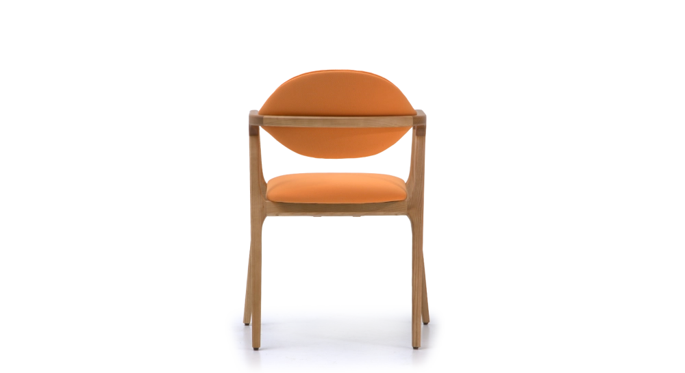 Chaise design avec accoudoirs en frêne bois teinte naturelle et tissu corail Chaise design avec accoudoirs en frêne bois teinte naturelle et tissu corail
