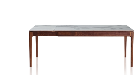 Table extensible 8 à 12 personnes en noyer et céramique allonges céramique avec bois teinte naturelle et plateau et allonges céramique effet marbre blanc 180x100 cm