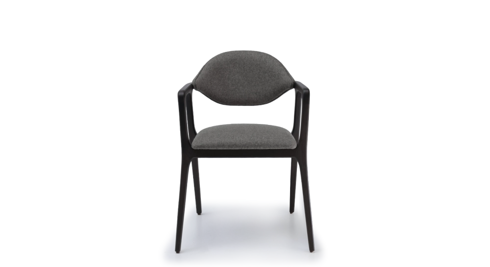 Chaise design avec accoudoirs en frêne bois teinte anthracite et tissu gris Chaise design avec accoudoirs en frêne bois teinte anthracite et tissu gris