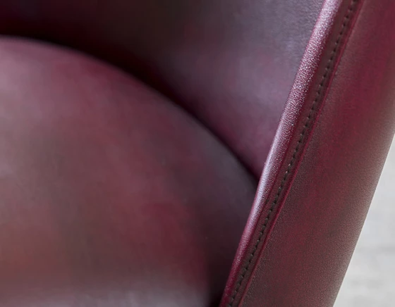 Chaise vintage avec accoudoirs cuir bordeaux