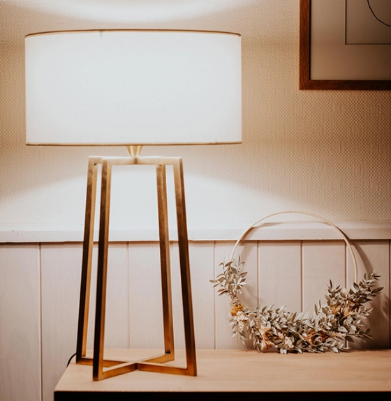 Lampe salon doré pieds croisés abat jour ivoire