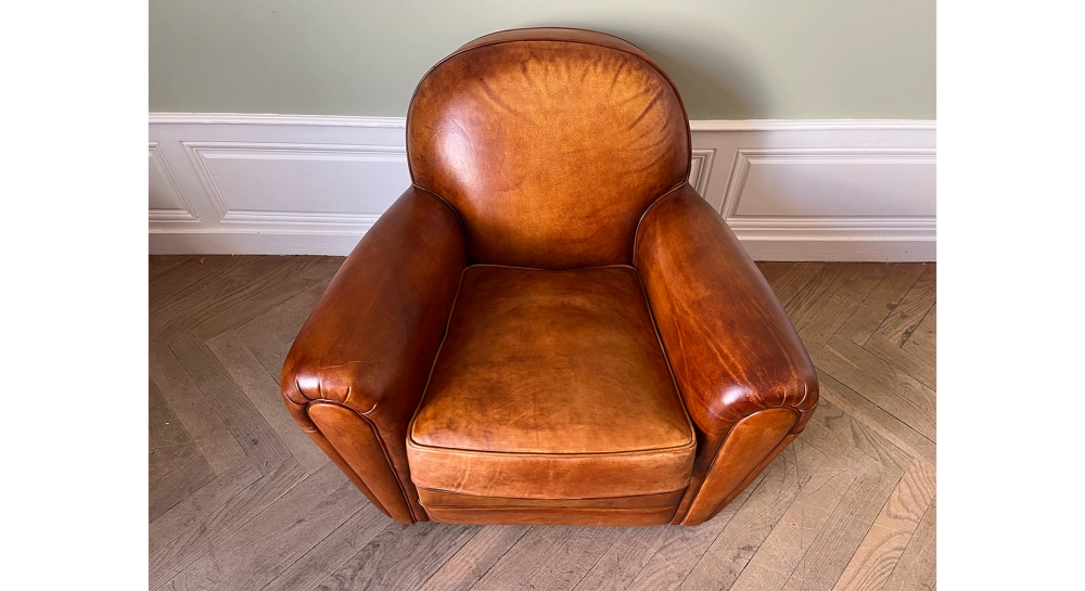 Fauteuil club cuir marron clair accoudoirs cloutés Fauteuil club cuir marron clair accoudoirs cloutés