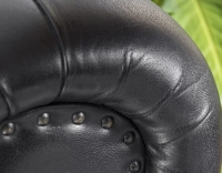 Fauteuil club cuir noir accoudoirs passepoil Fauteuil club cuir noir accoudoirs passepoil