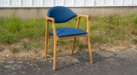 Chaise design avec accoudoirs en chêne bois teinte naturelle et tissu bleu Chaise design avec accoudoirs en chêne bois teinte naturelle et tissu bleu