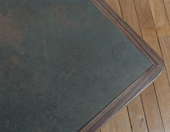 Table basse carrée en noyer dessus céramique brune oxydée 100x100 cm