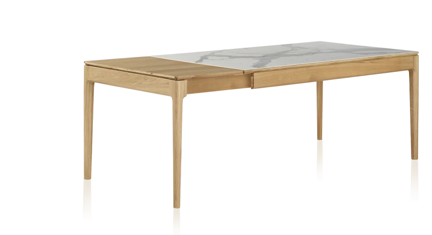 Table extensible en chêne et céramique allonges bois avec bois teinte naturelle et plateau céramique effet marbre blanc 210x100 cm