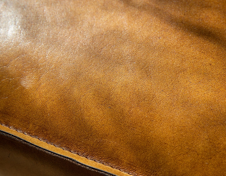 Fauteuil Chesterfield cuir cognac accoudoirs cloutés Fauteuil Chesterfield cuir cognac accoudoirs cloutés