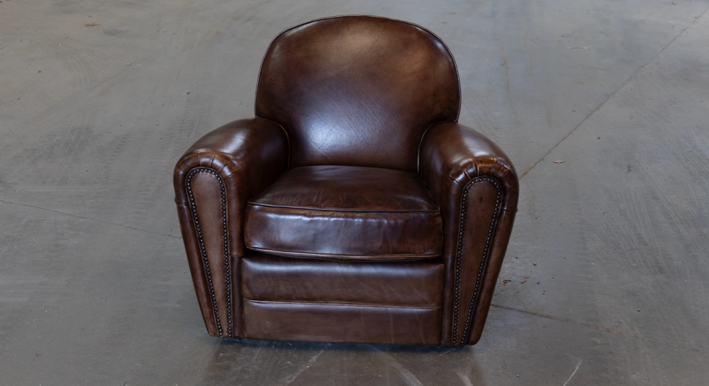 Fauteuil club cuir marron foncé accoudoirs cloutés Fauteuil club cuir marron foncé accoudoirs cloutés