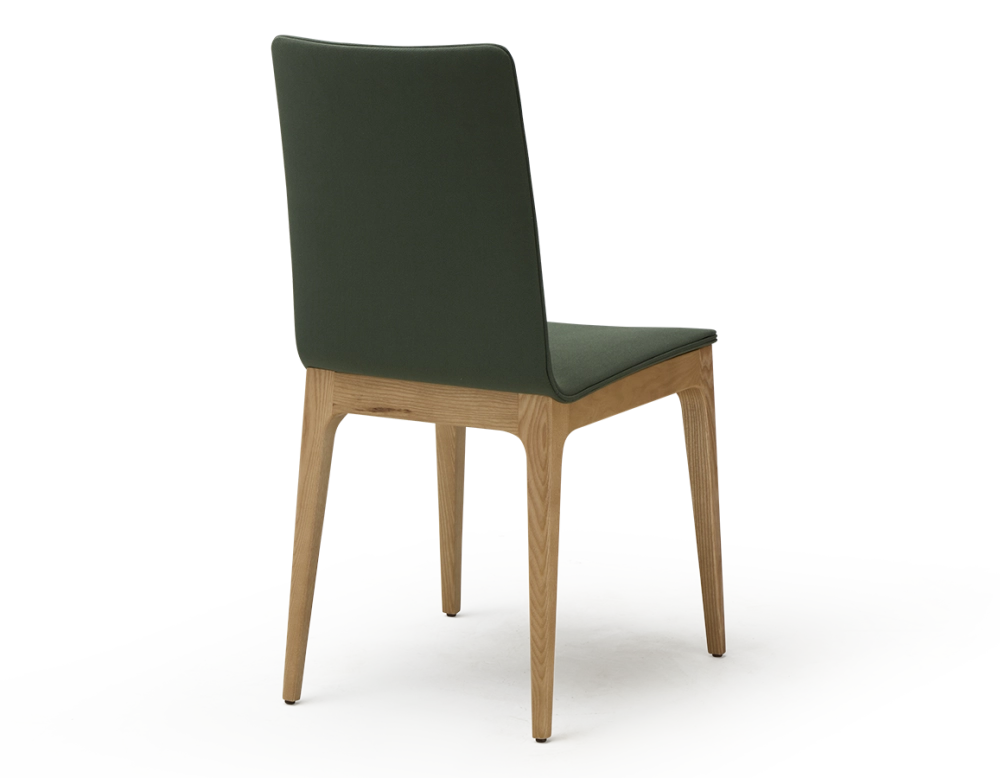 Chaise design bois teinte naturelle assise tissu vert forêt Chaise design bois teinte naturelle assise tissu vert forêt