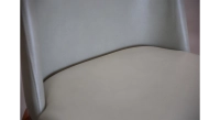 Chaise design sans accoudoirs bois teinte naturelle assise cuir vert Chaise design sans accoudoirs bois teinte naturelle assise cuir vert