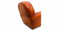 Fauteuil club cuir marron clair accoudoirs cloutés