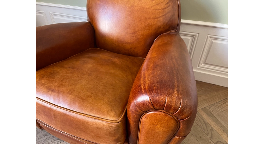Fauteuil club cuir marron clair accoudoirs cloutés Fauteuil club cuir marron clair accoudoirs cloutés