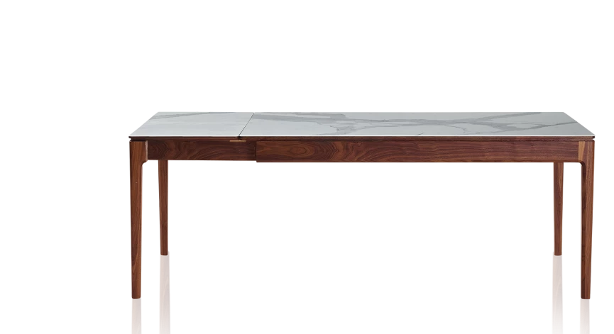 Table extensible en noyer et céramique allonges céramique avec bois teinte naturelle et plateau et allonges céramique effet marbre blanc 210x100 cm
