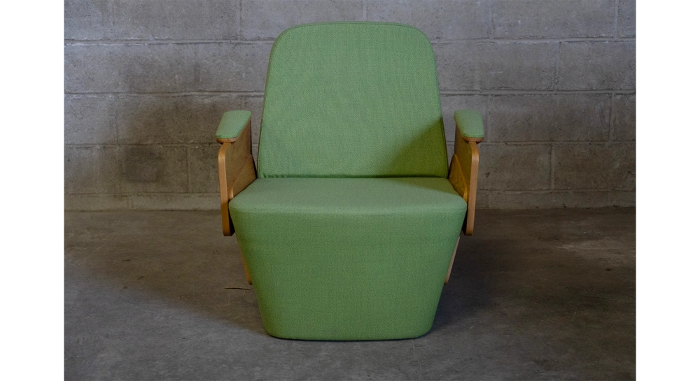 Sillón de diseño con reposabrazos roble natural asiento tejido verde manzana