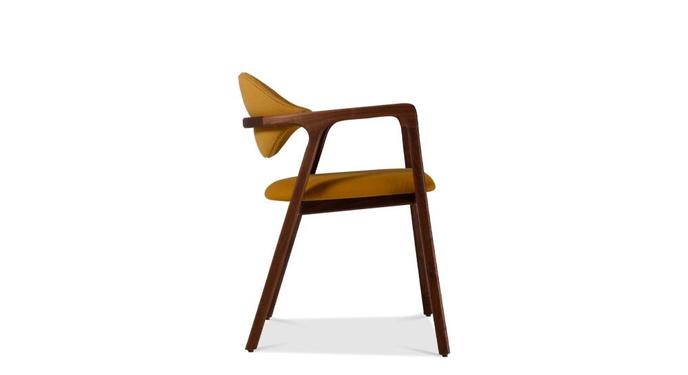 Chaise design avec accoudoirs en noyer bois teinte naturelle et tissu orange Chaise design avec accoudoirs en noyer bois teinte naturelle et tissu orange
