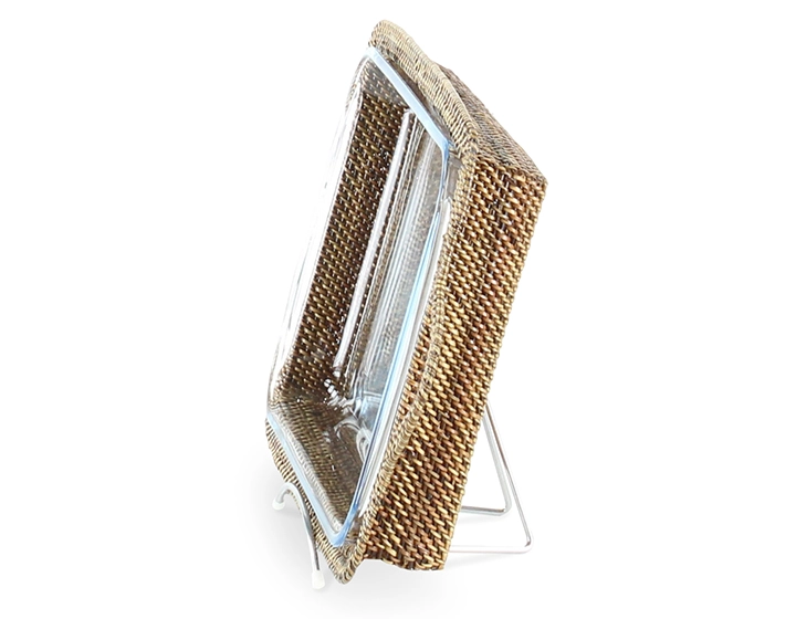 Rectangular pyrex dish with rattan flower stand Rectangular pyrex dish with rattan flower stand