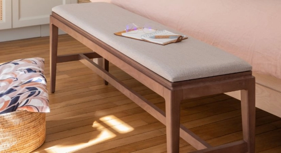 Banc design bois teinte noyer assise tissu beige naturel L140 cm