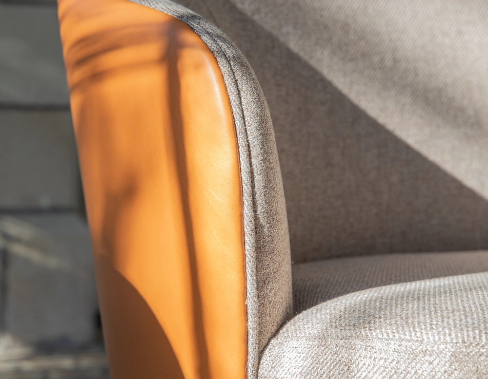 Fauteuil design cuir caramel et tissu brun Fauteuil design cuir caramel et tissu brun