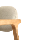 Chaise design avec accoudoirs bois teinte naturelle et tissu camel Chaise design avec accoudoirs bois teinte naturelle et tissu camel