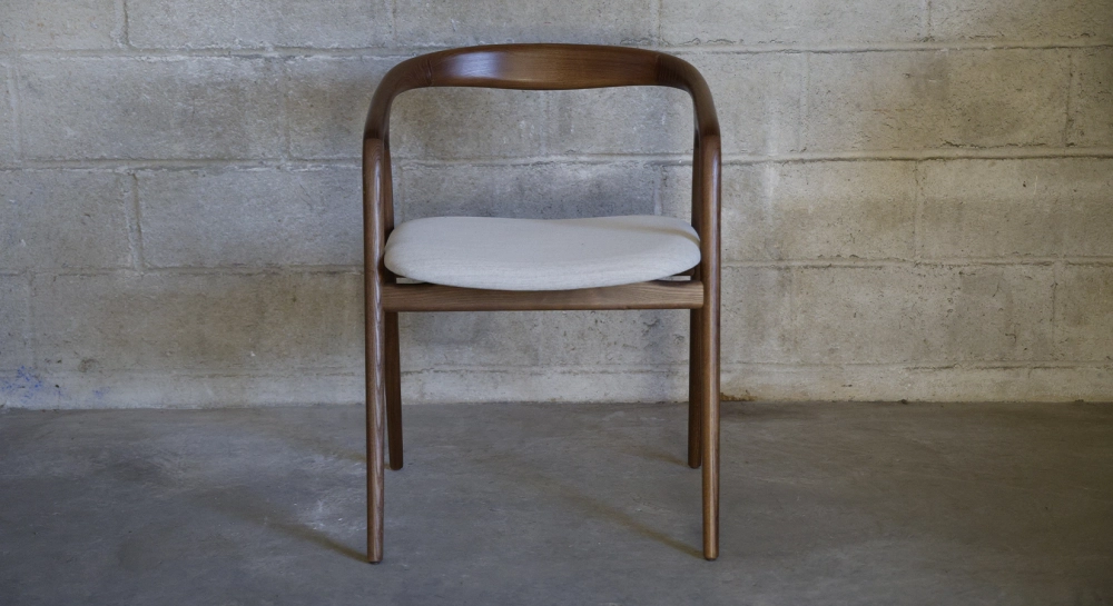 Scandinavian chair bois teinte marron foncé assise tissu beige naturel