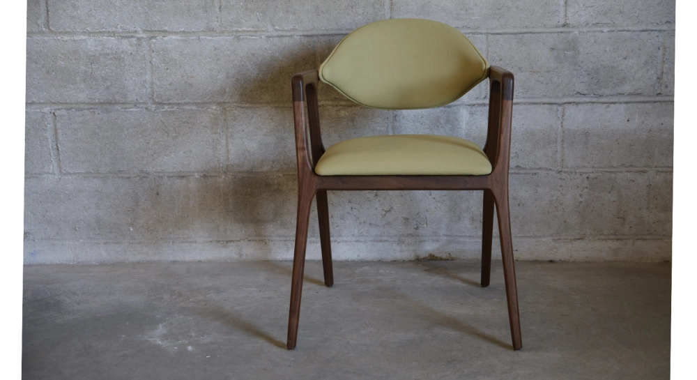 Chaise design avec accoudoirs en noyer bois teinte naturelle et tissu vert