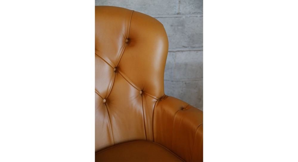 Fauteuil Chesterfield cuir noisette moyen dossier