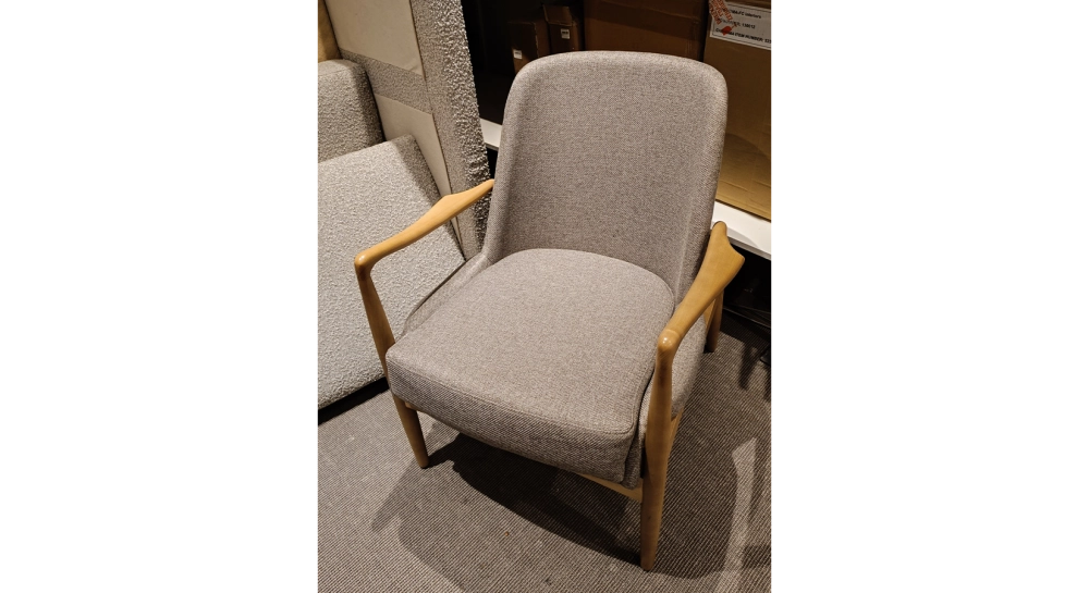 Fauteuil scandinave en bois teinte naturelle et tissu brun