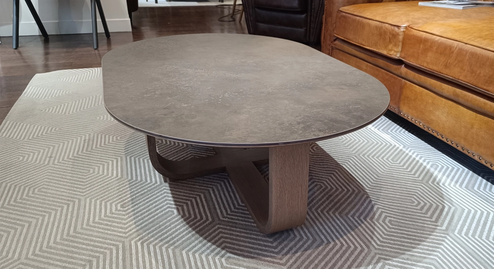 Table basse ovale en chêne et céramique avec bois teinte vintage plateau céramique effet brun oxydé 120x80 cm