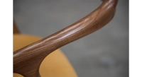 Chaise scandinave bois teinte noyer assise tissu orange clair Chaise scandinave bois teinte noyer assise tissu orange clair