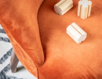 Fauteuil crapaud sans accoudoirs pieds bois teinte noyer et tissu velours terracotta Fauteuil crapaud sans accoudoirs pieds bois teinte noyer et tissu velours terracotta
