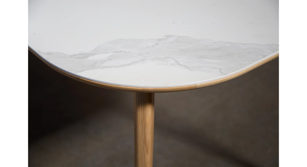Table salle à manger 6 à 10 personnes en chêne et céramique avec bois teinte naturelle et plateau céramique effet marbre blanc 210x90 cm Table salle à manger 6 à 10 personnes en chêne et céramique avec bois teinte naturelle et plateau céramique effet marbre blanc 210x90 cm