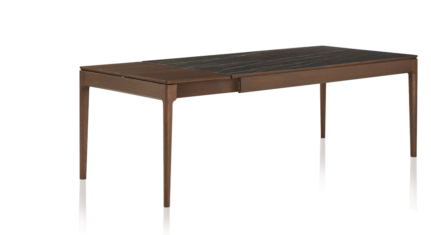 Table extensible en chêne et céramique allonges bois avec bois teinte marron foncé et plateau céramique effet marbre noir 210x100 cm
