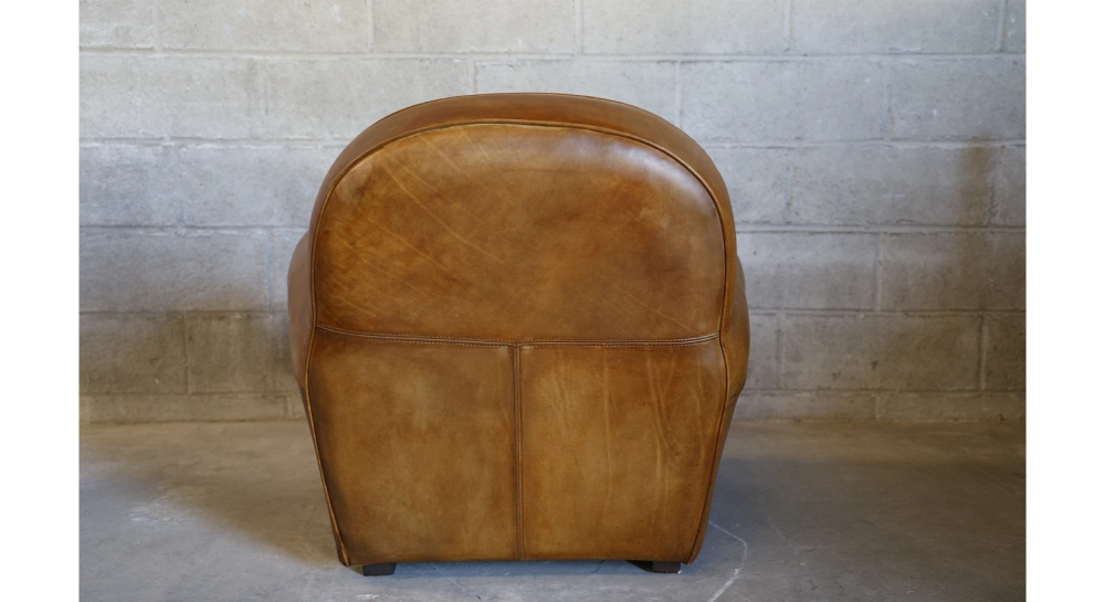 Sillón club de piel cognac reposabrazos con tachuelas