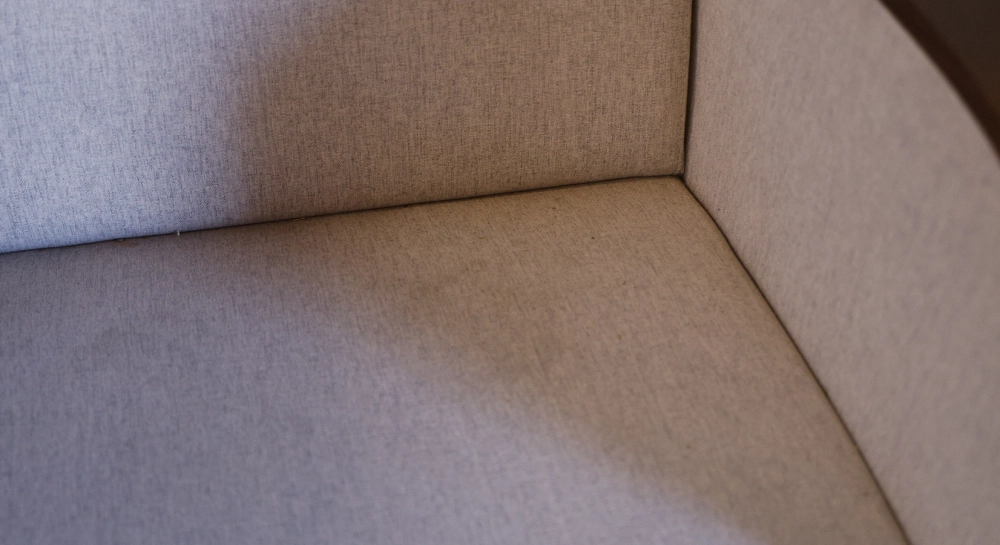 Fauteuil design bois teinte marron foncé et tissu beige naturel