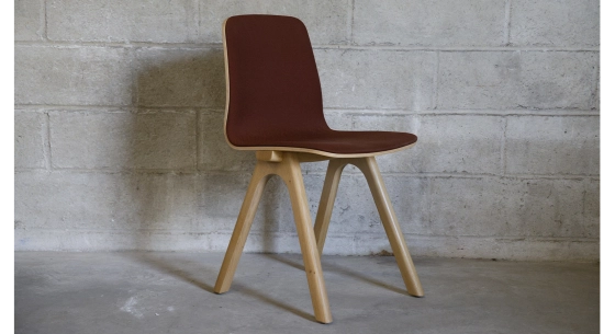 Chaises design chêne teinte naturelle et tissu rouge bordeaux