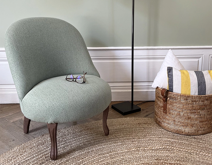 Fauteuil crapaud sans accoudoirs pieds bois teinte noyer et tissu vert sauge Fauteuil crapaud sans accoudoirs pieds bois teinte noyer et tissu vert sauge