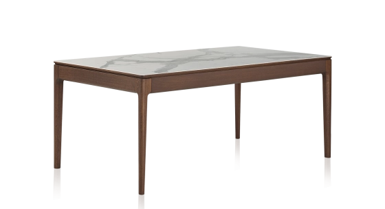 Table salle à manger en chêne et céramique 6 à 8 personnes avec bois teinte marron foncé et plateau céramique effet marbre blanc 160x90 cm