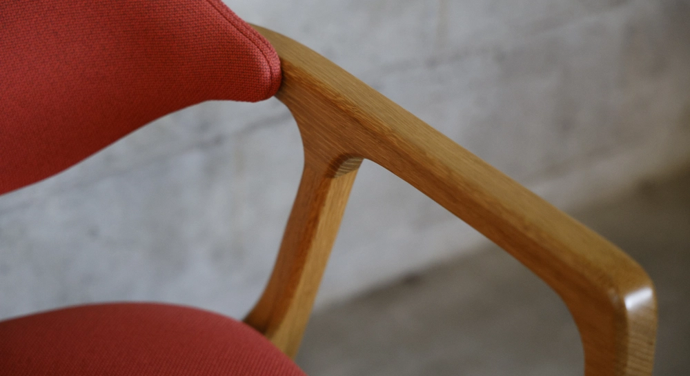 Chaise design avec accoudoirs en chêne bois teinte naturelle et tissu rose