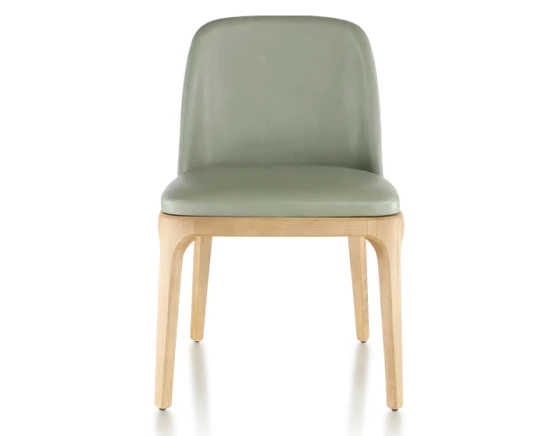 Chaise design bois teinte naturelle et cuir vert sauge
