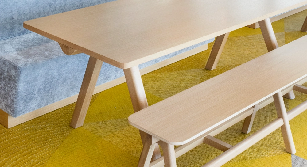 Table salle à manger 6 personnes en chêne teinte naturelle plateau bois 140x90 cm Table salle à manger 6 personnes en chêne teinte naturelle plateau bois 140x90 cm
