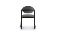 Chaise design avec accoudoirs en frêne bois teinte anthracite et tissu gris Chaise design avec accoudoirs en frêne bois teinte anthracite et tissu gris